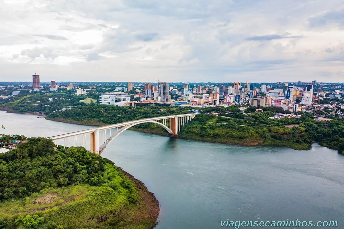 Vista panorâmica de Ciudad del Este e do rio Paraná