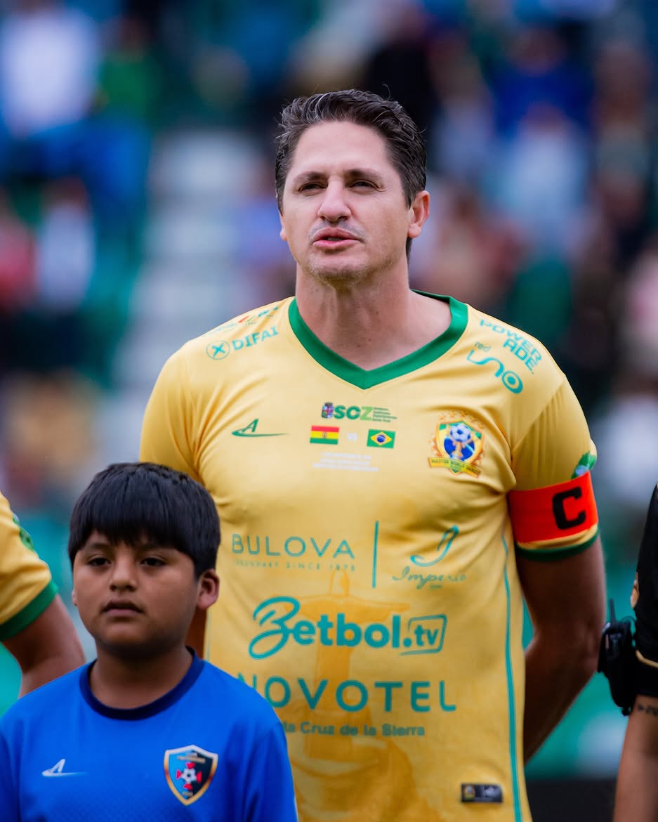 Jogador das lendas em cerimônia de pré-jogo