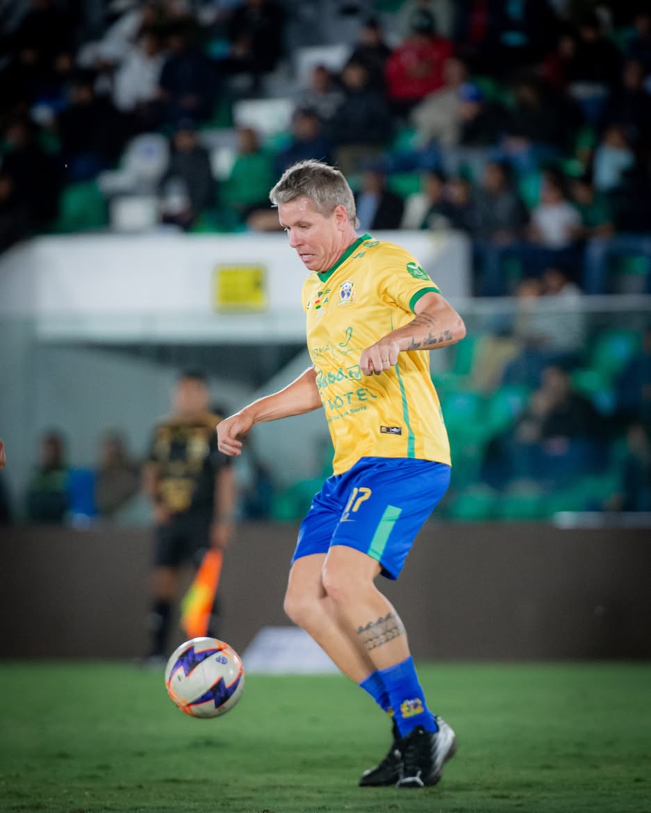 Jogador da MWG em condução de bola durante o jogo
