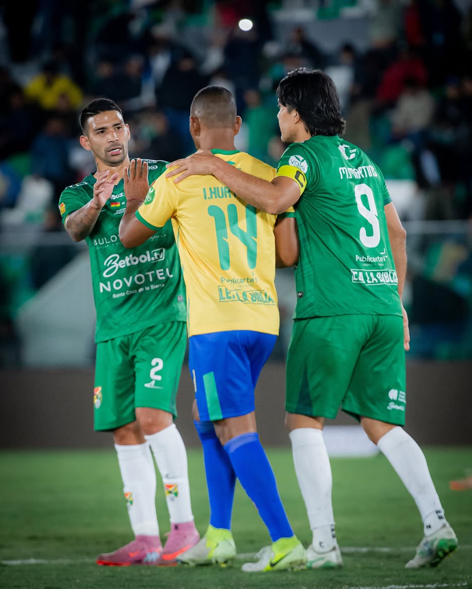 Jogadores da MWG em conversa durante a partida no estádio Tahuichi