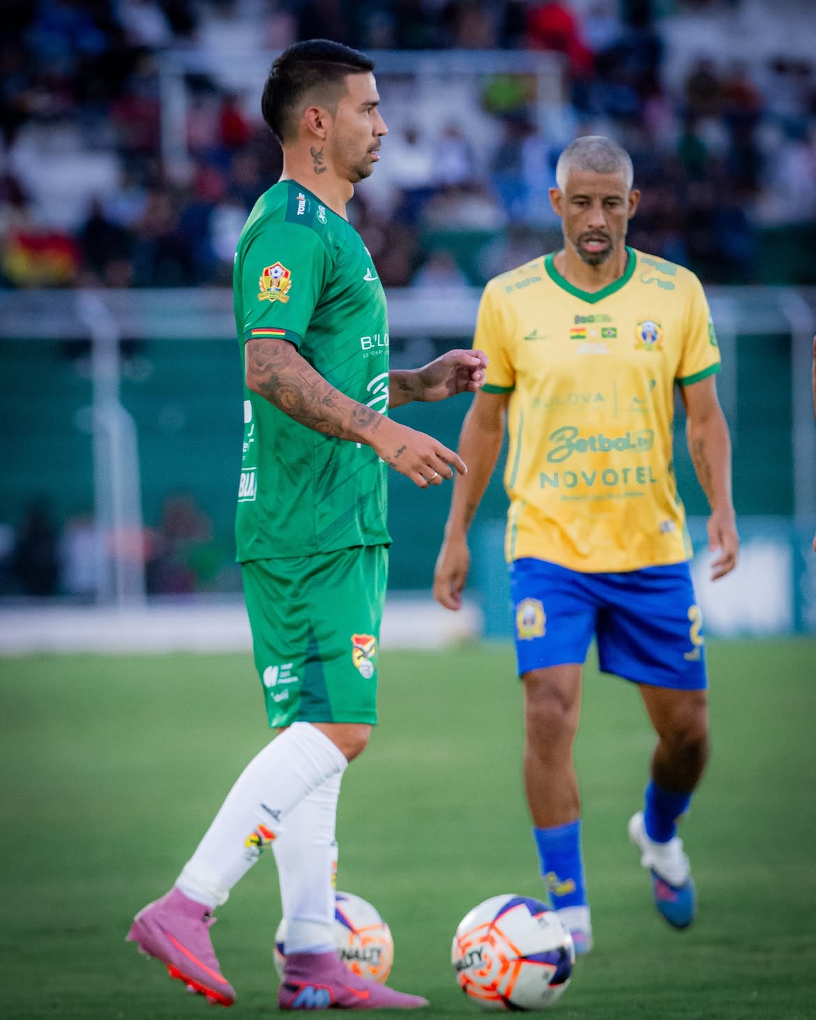 Jogador da MWG com a bola em lance de meio de campo